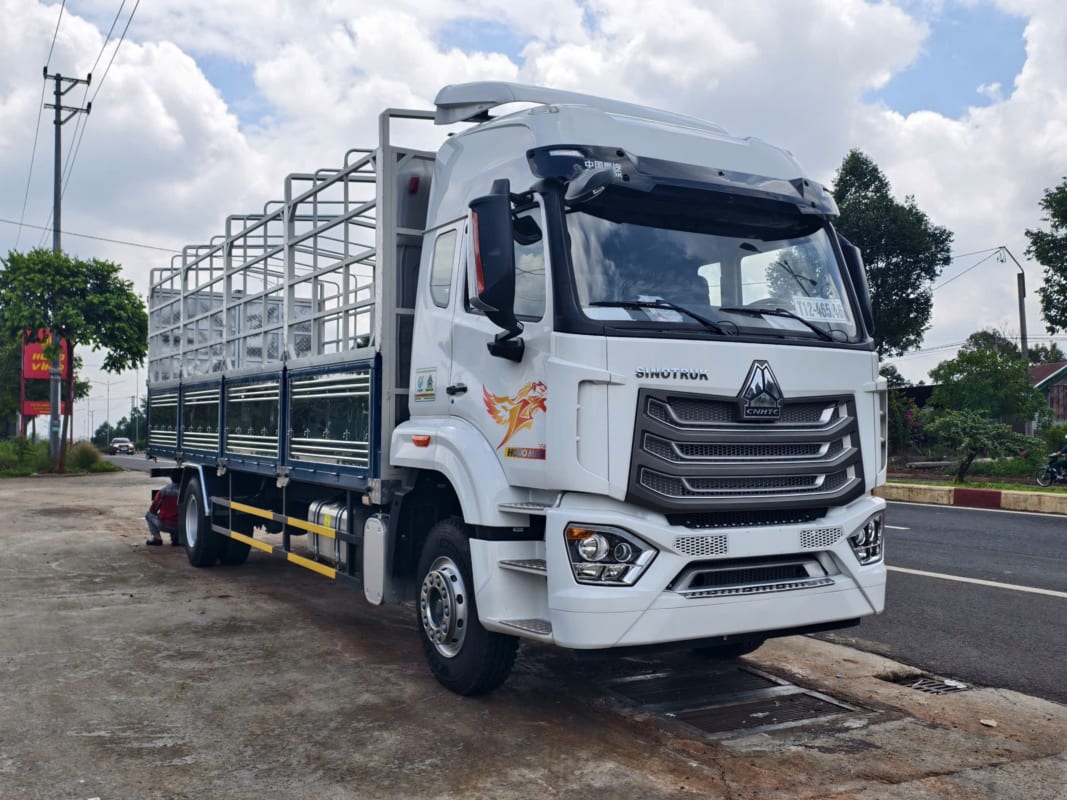 Xe tải Howo NX240 4X2 khung mui phủ bạt 8M5